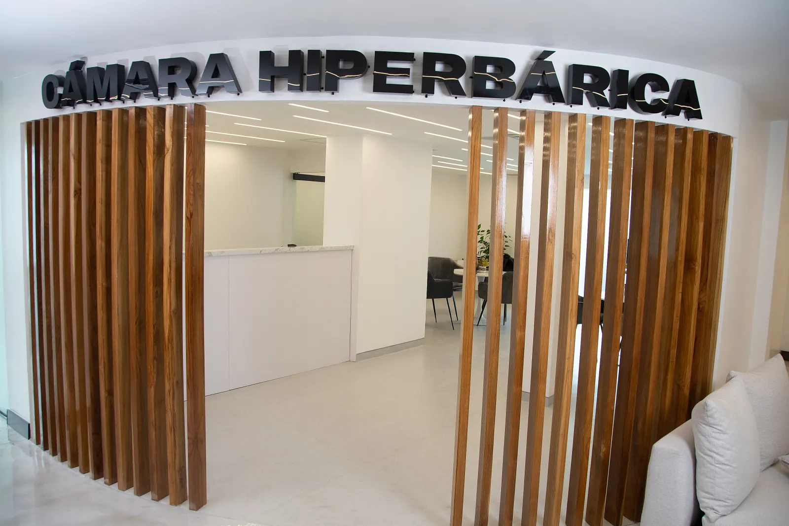 Recepción de CIMER, entrada a la cámara hiperbárica